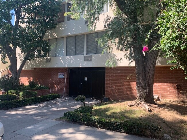 Building Photo - 8207 De Longpre Ave