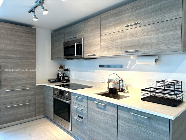 Foto del edificio - 650 NE 32nd St