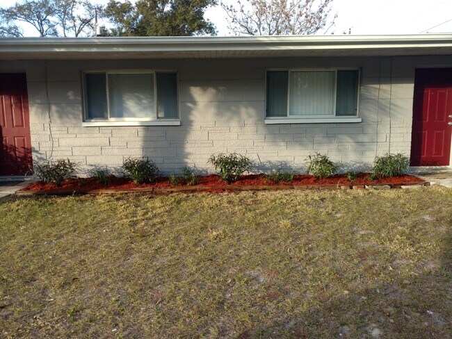 Frente del dúplex - 6751 Carnelian Ave