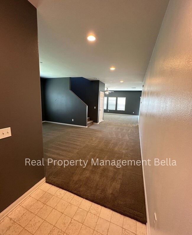 Building Photo - Cul-de-Sac Comfort + Space for Everyone