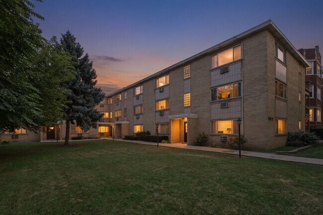 Foto del edificio - 7019 N Ridge Blvd