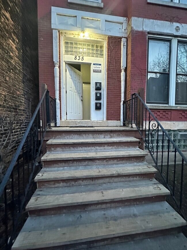 Building Photo - 835 N Paulina St