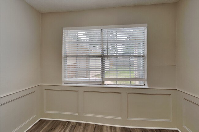 Building Photo - 12311 Oak Park Dr