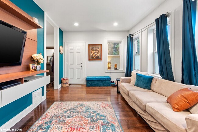 Building Photo - 1621 N McVicker Ave