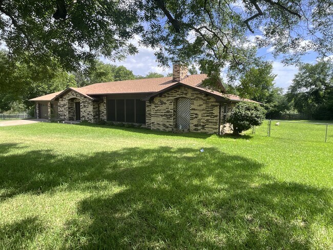 Building Photo - 530 Hilliard Dr