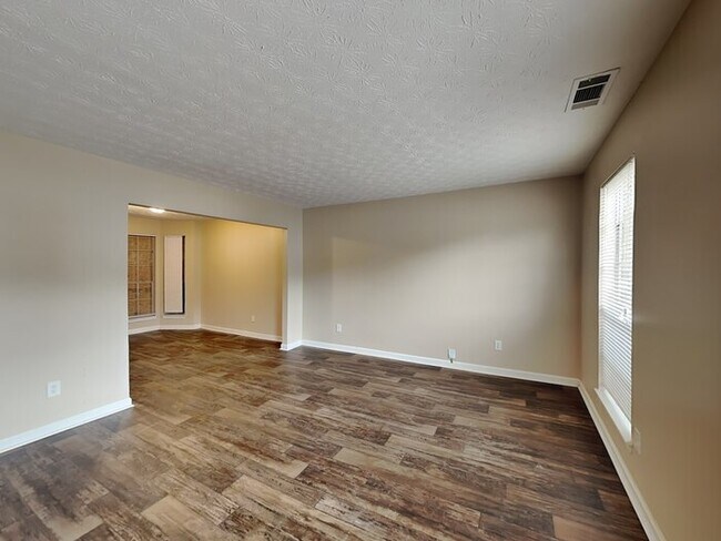 Foto del edificio - 6536 Eastbriar Dr