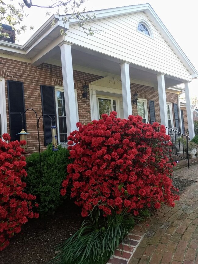 Building Photo - Beautiful 5 Bedroom 3 Bathroom House on Country Club Golf Course!