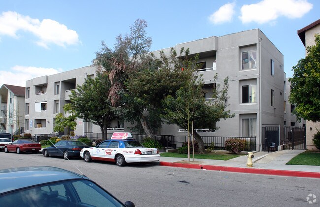 Building Photo - Justin Manor