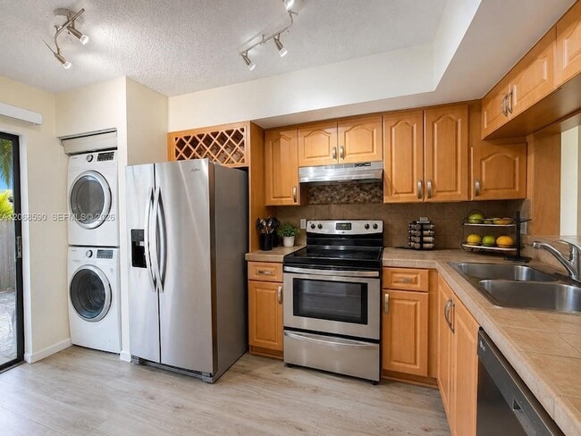 Building Photo - 9645 SW 152nd Ave