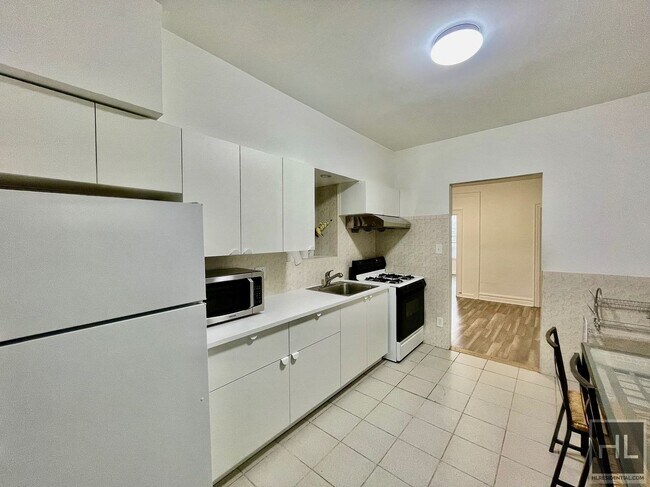 Building Photo - Large 4 bedroom Apt located on Broadway