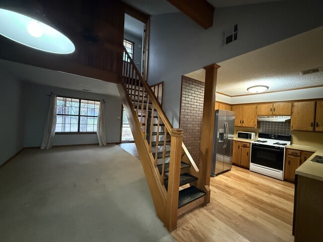 Foto del edificio - 2202 Crestwood Dr