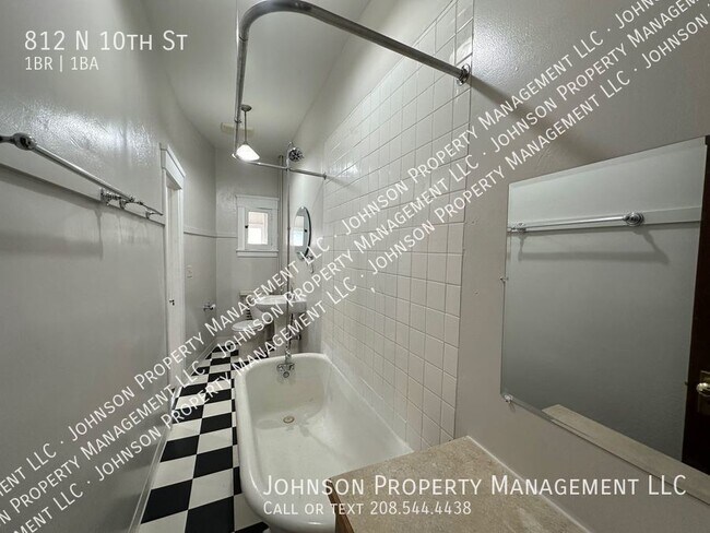 Building Photo - Vintage Apartments in Historic Downtown Bo...