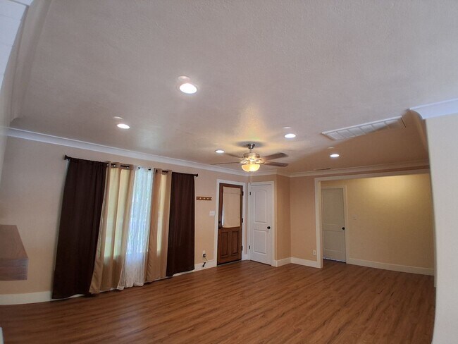 Foto del edificio - 340 N Santa Rosa Ave