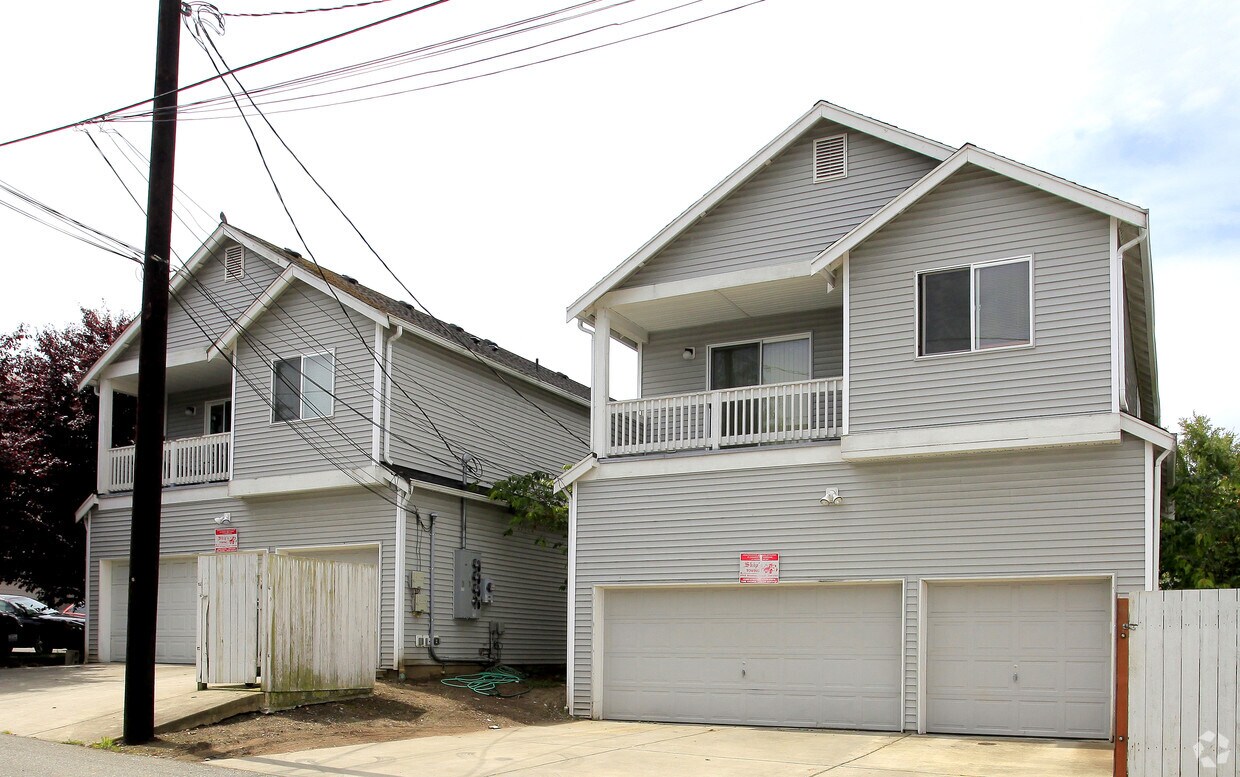 Building Photo - 3013-3015 W Marine View Dr