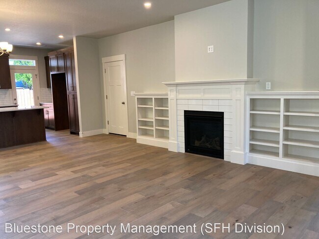 Building Photo - 4 br, 2.5 bath House - 7171 E Burnside St