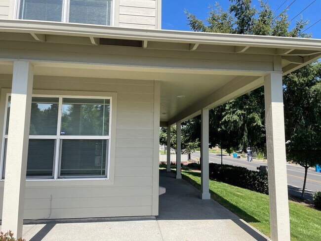 Building Photo - Very Nice 2 Bedroom 2.5 Bath Townhome-Loca...