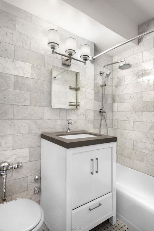 Foto del edificio - 245 E 46th St