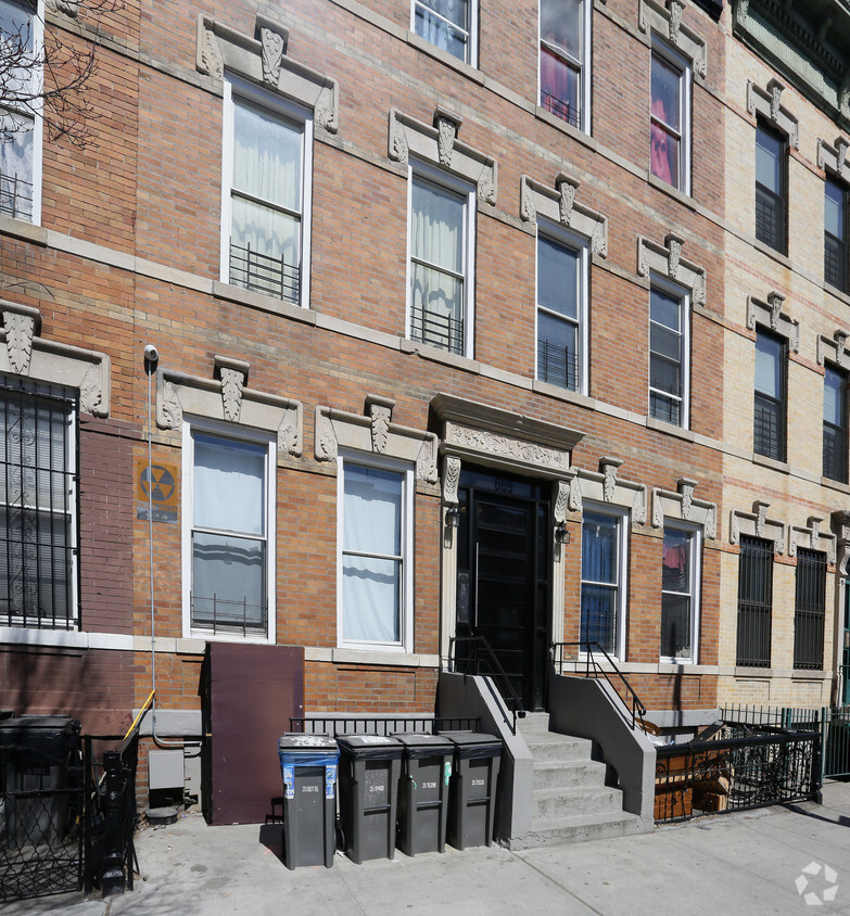 Building Photo - 669 Halsey St