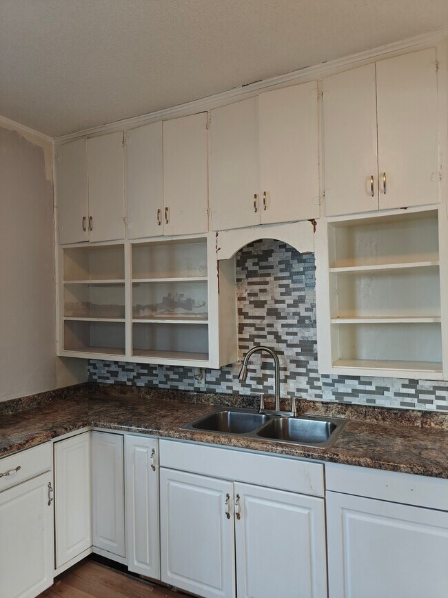 Building Photo - 218 E Rose St