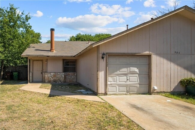 Building Photo - 906 Country Aire Dr