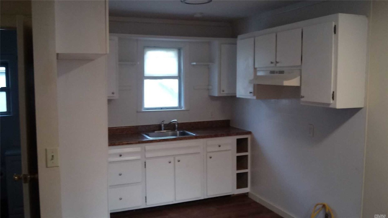 5 Boulevard Ave, Greenlawn, NY 11740 Apartment for Rent in Greenlawn