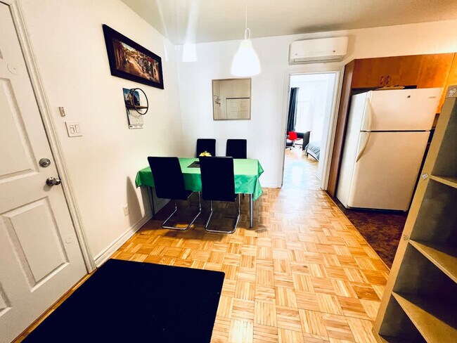 Building Photo - 4846 Rue Sainte-Catherine E