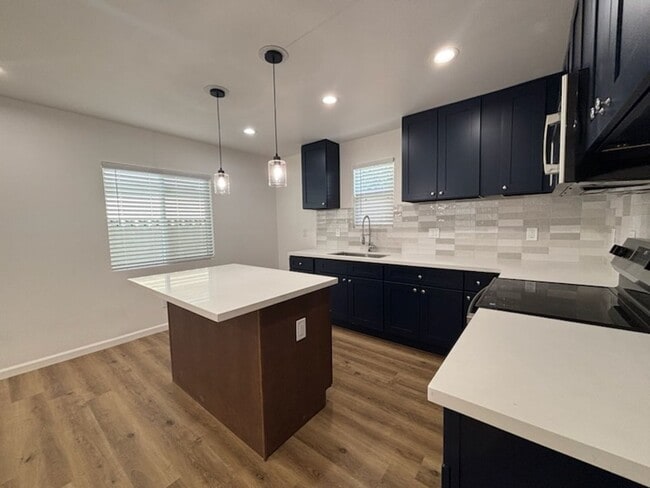 Building Photo - 942 W El Morado Ct