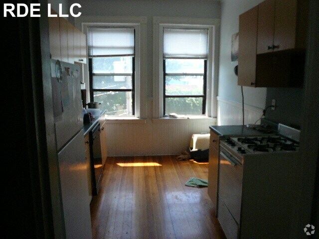 Building Photo - 100 Linden St
