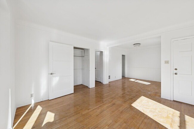 Foto del edificio - 1556 S Beverly Glen Blvd