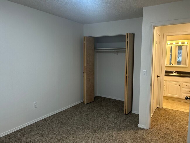 Foto del edificio - Woodridge 228 Unit 5