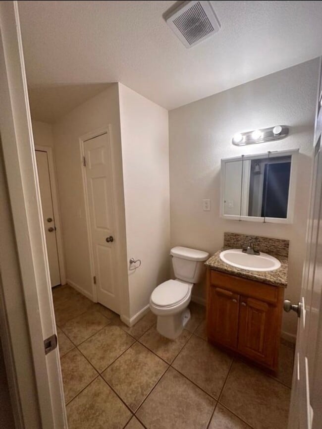 Building Photo - 163 S Ash Ave