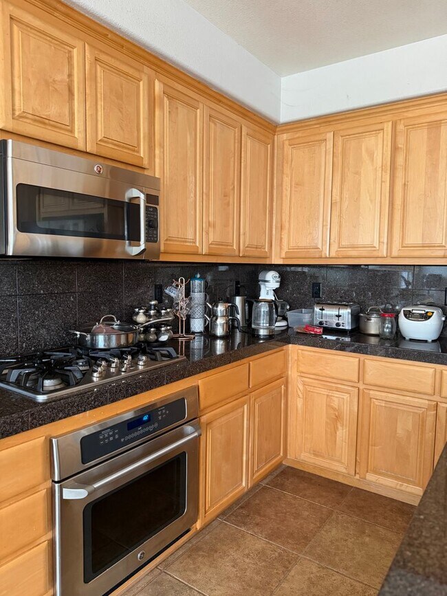 Building Photo - Gorgous 4 bedroom, 3 full bath home with pool