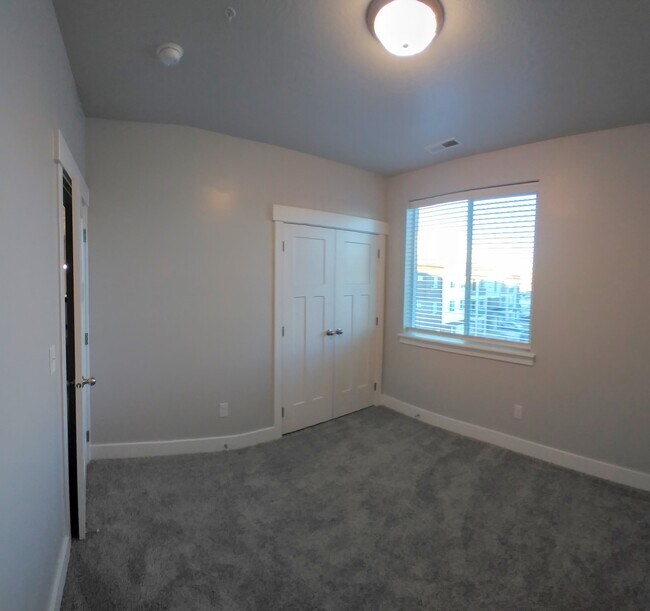Building Photo - 787 N 380 W