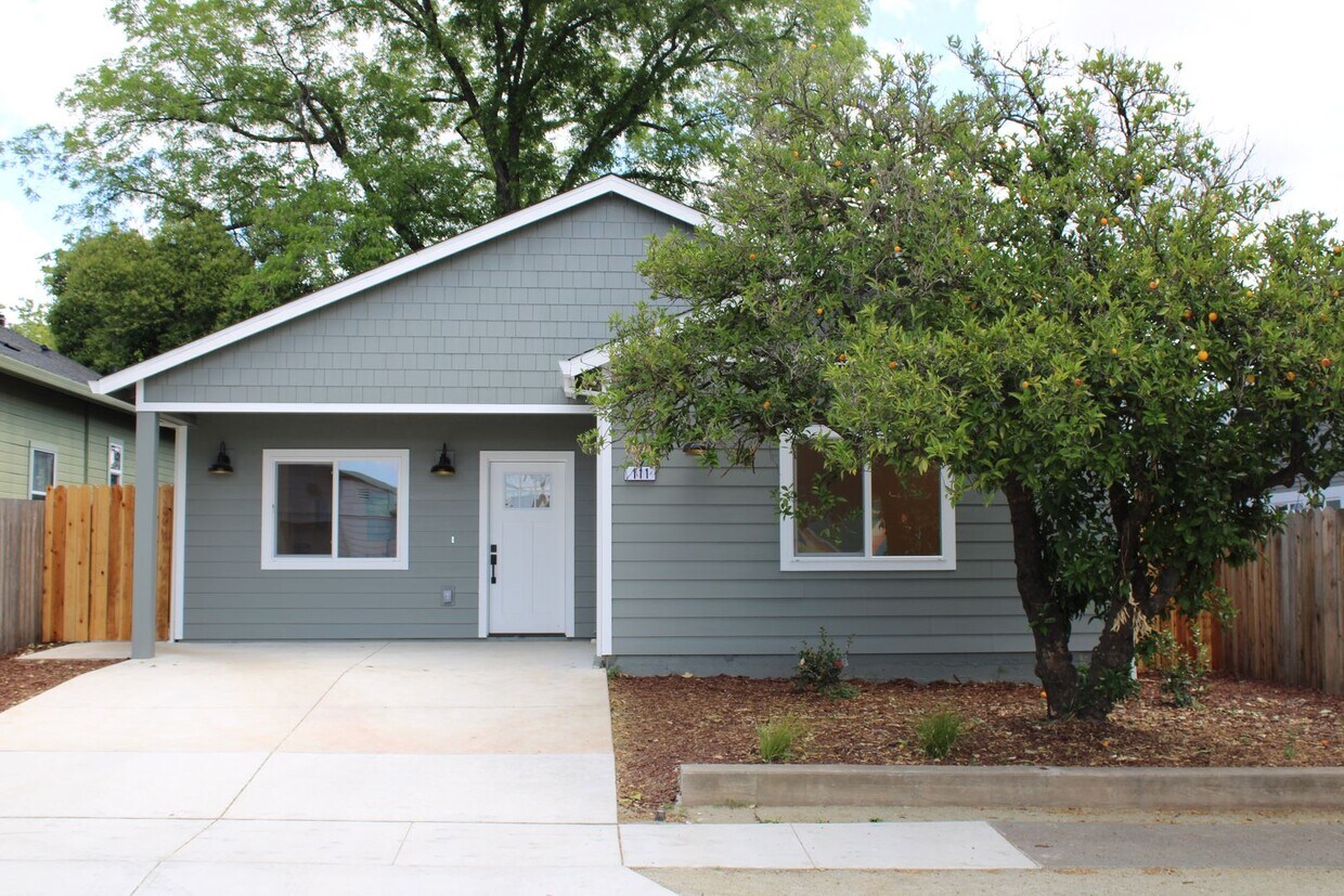 Primary Photo - 111 D St