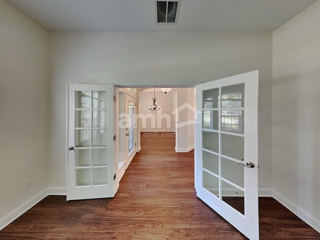 Building Photo - 220 Holland Dr