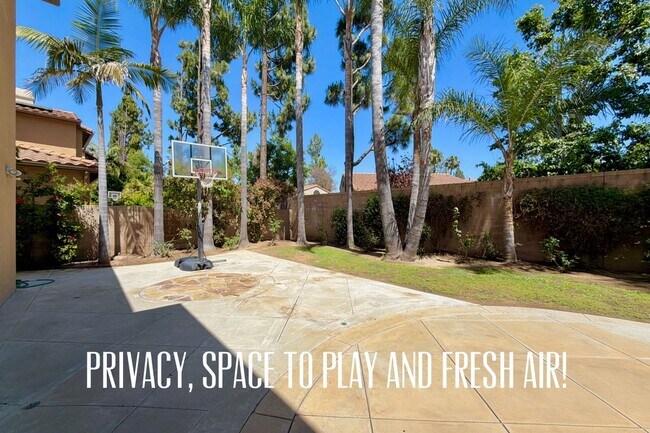 Foto del edificio - 2566 Pearblossom St