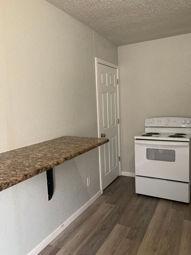 Building Photo - 517 W 11th Street Clovis NM