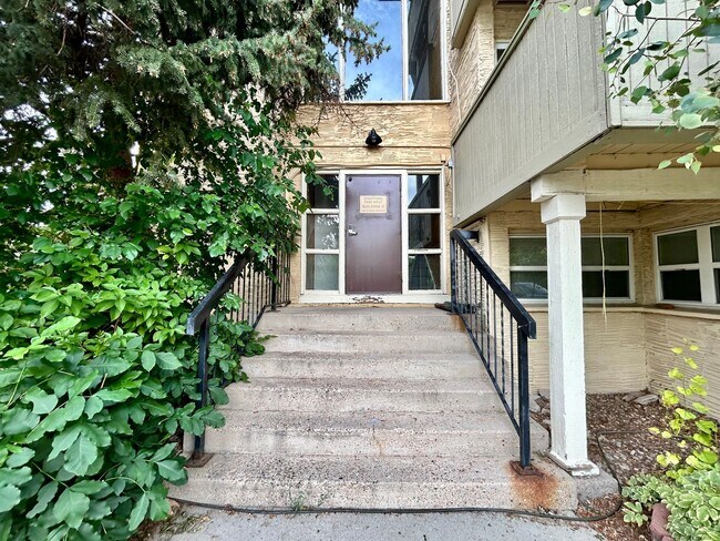 Building Photo - One Bedroom Condo Available For Rent in Bo...