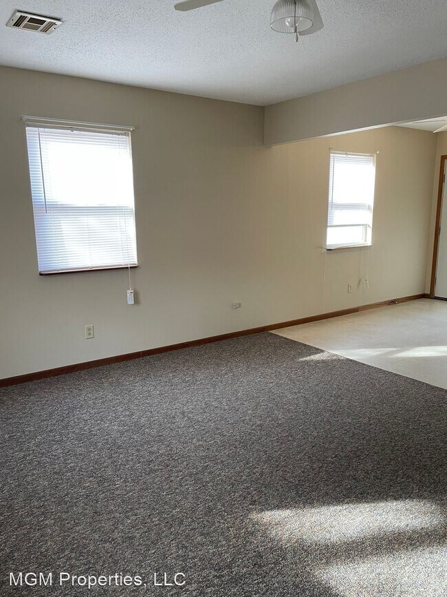 Building Photo - 1 br, 1 bath House - 302 E. 4th St.