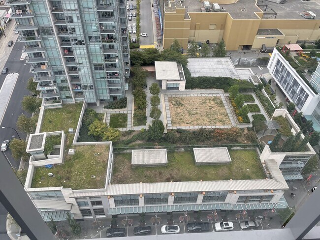 Photo du bâtiment - 6000 McKay Ave