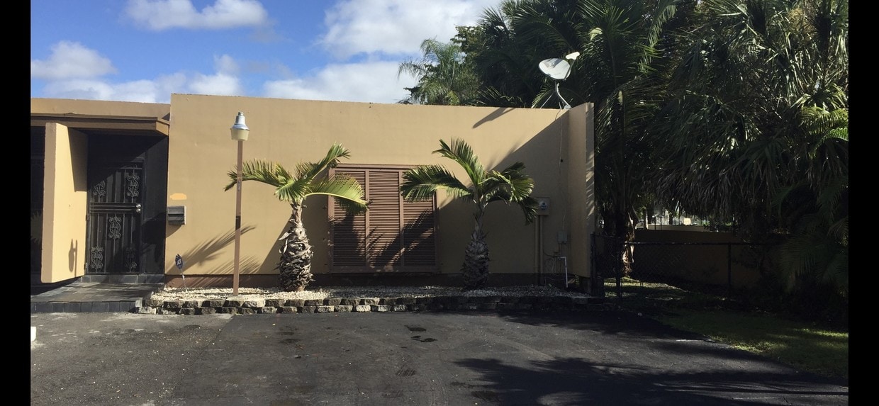 15913 Kingsmoor Way, Miami Lakes, FL 33014 Townhouse for Rent in