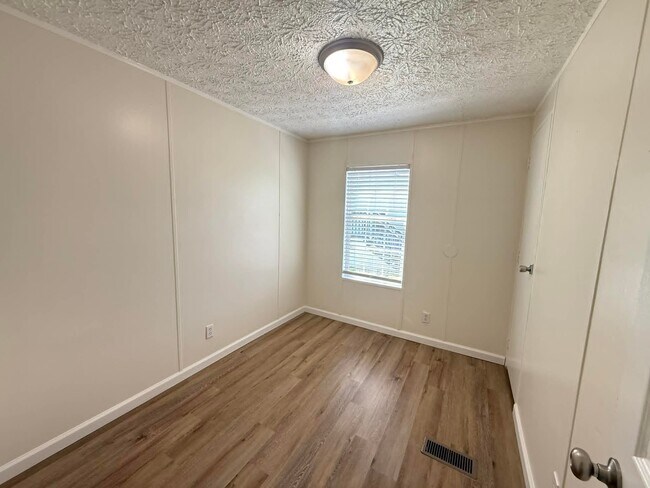 Foto del edificio - 1236 N Oaklane Rd