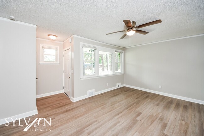 Building Photo - Gorgeous 3BR 1.5BA home, lovingly maintained!