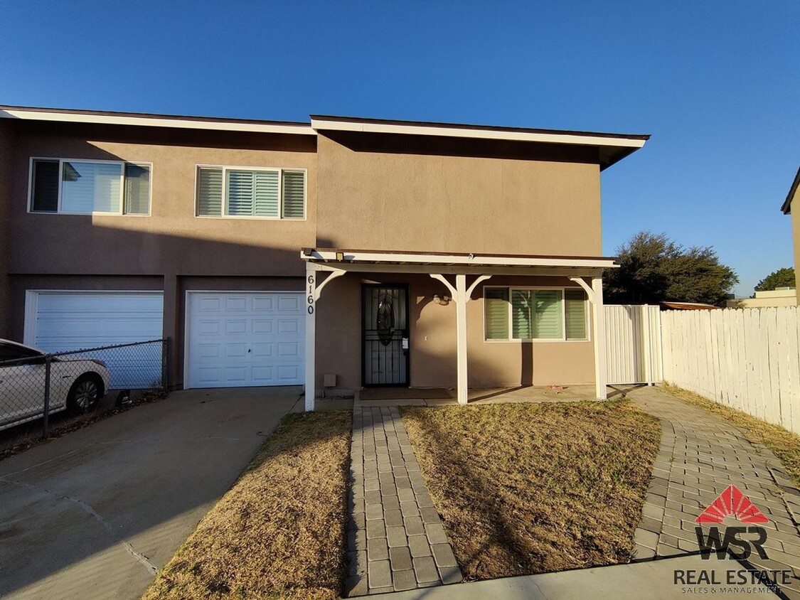 Foto principal - 4 Bedroom - 1.5 Bath home with a large bac...