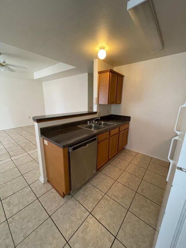 Building Photo - Cozy 3B/2B Duplex located Coming in Mid Fe...