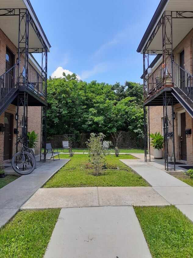 Studio Apartments - 406 W Roosevelt St