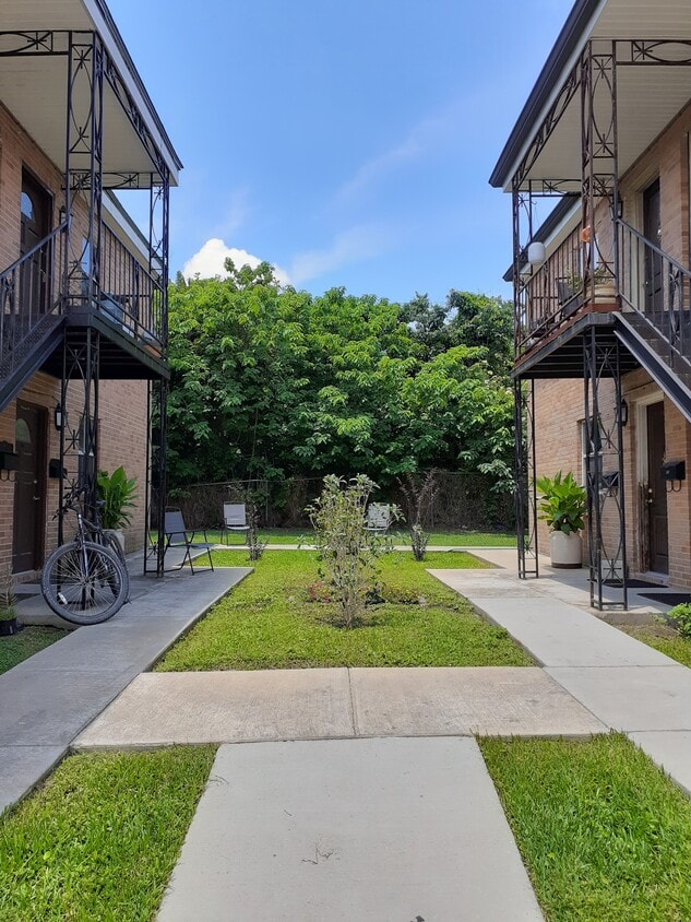 Studio Apartments - 406 W Roosevelt St