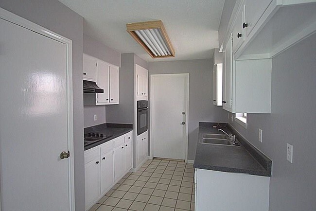Building Photo - 16511 Barcelona Dr