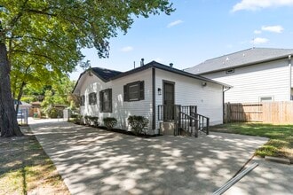 Building Photo - 904 Mansfield St