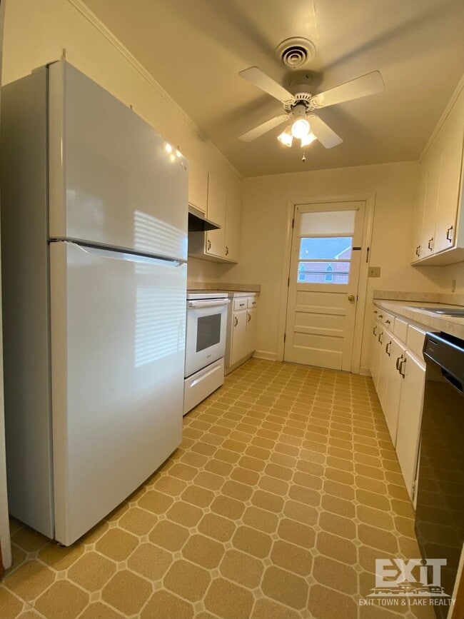 Building Photo - Well Maintained brick ranch home